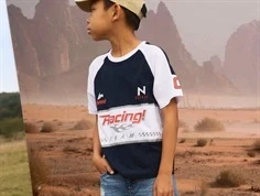 Dreng klædt i mørkeblå og hvid T-shirt med motorsportprint fra Name It 13242640 navy blazer